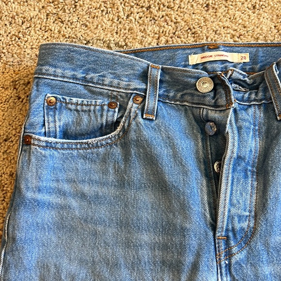 Levi’s The Wedgie Straight - Distressed - Picture 2 of 4